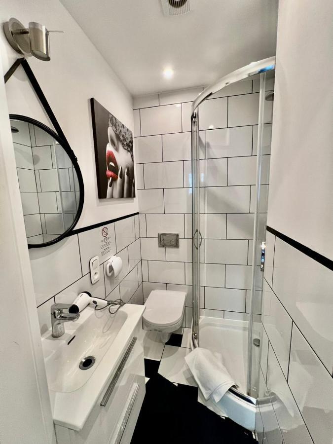 Unit Rooms Warszawa By Metro Rondo Onz Short Rent Idealne Pokoje Na Nocleg W Warszawie エクステリア 写真