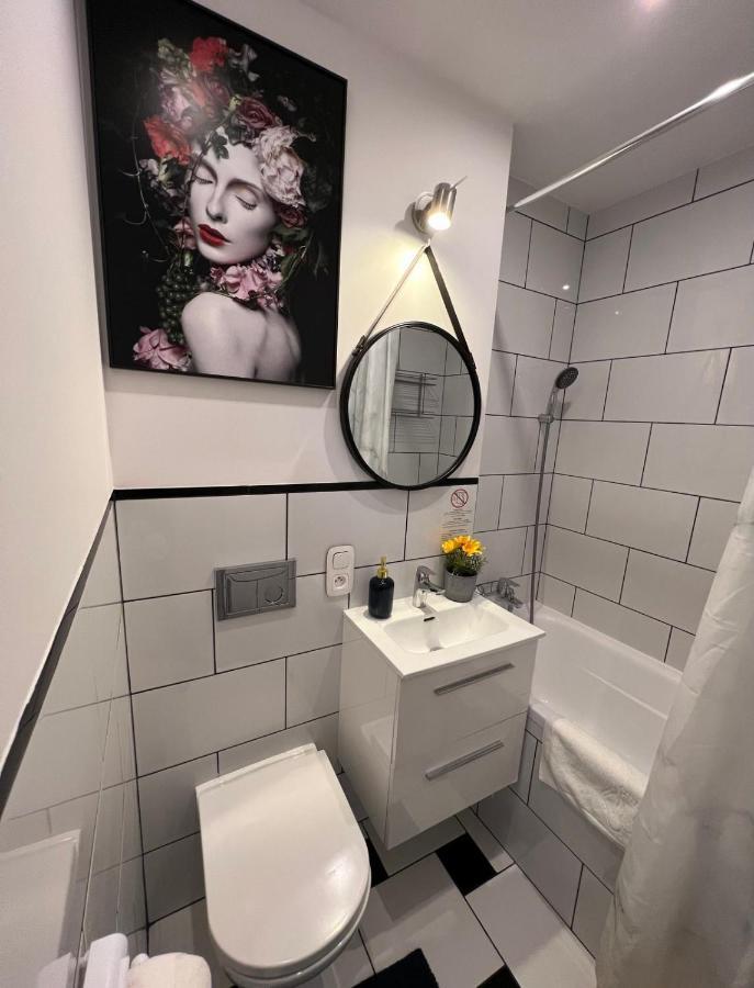 Unit Rooms Warszawa By Metro Rondo Onz Short Rent Idealne Pokoje Na Nocleg W Warszawie エクステリア 写真